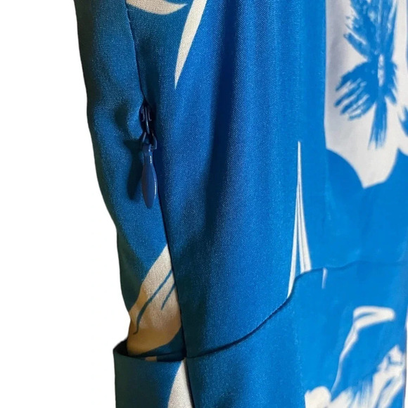 Donna Ricco Blue and White Floral Silk Wrap Dress Size 4 - Picture 8 of 10